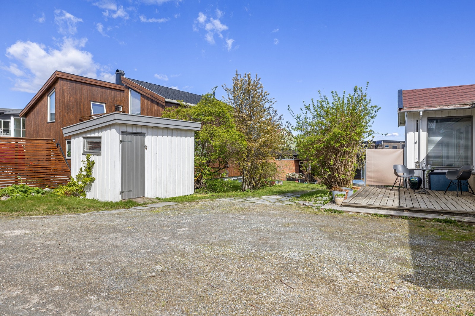 Det er god plass til flere biler i gårdsplassen, samt oppbevaring av redskap og utsyr i to utvendige boder. Galleribilde