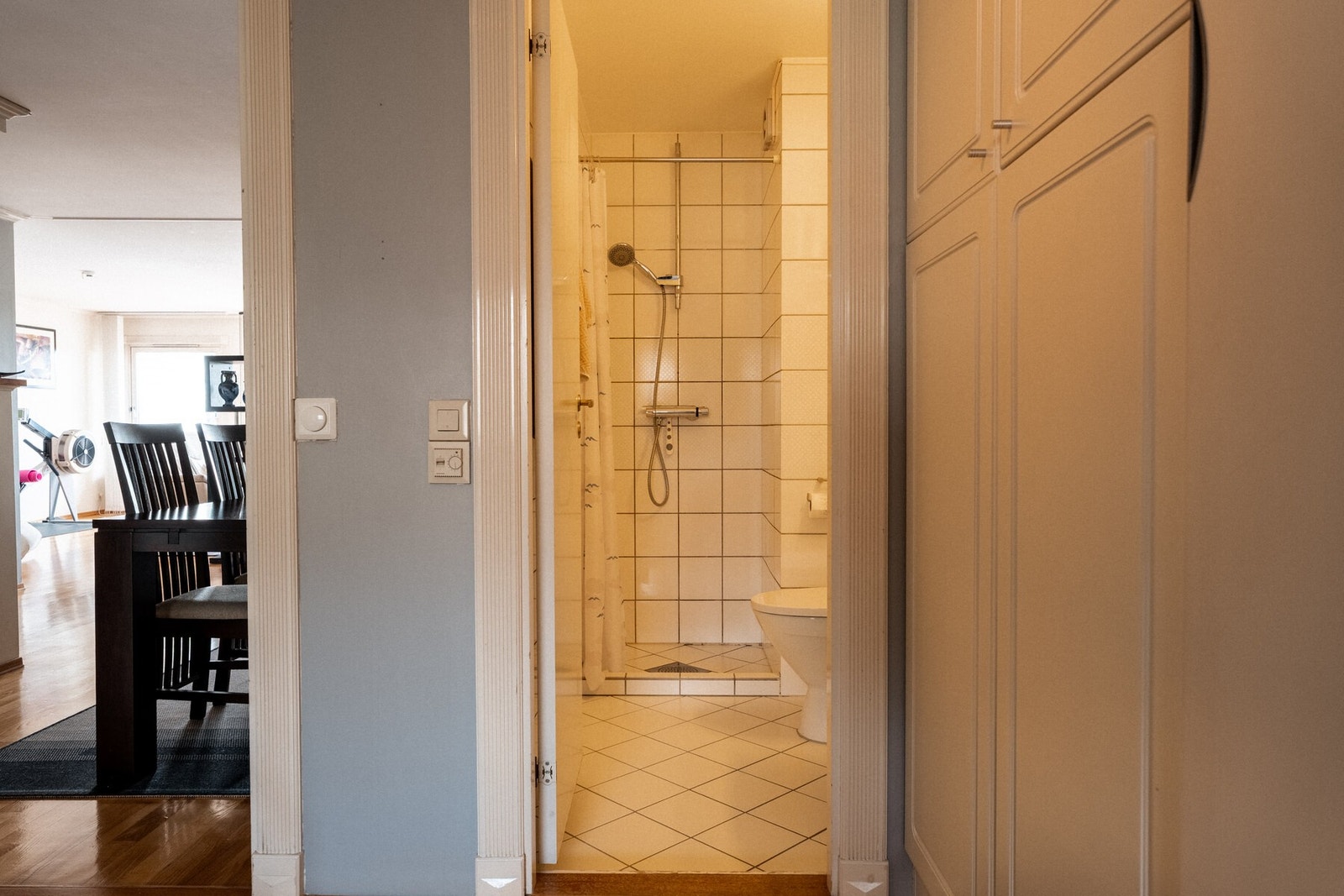 Flislagt bad fra byggeår med dusjnisje, gulvmontert toalett (skiftet 2023) og servant med speil. Galleribilde