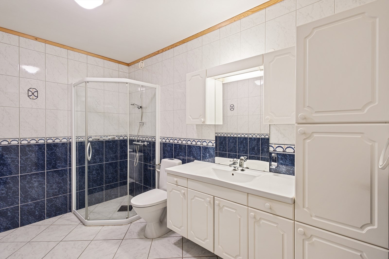 - Badet er helfliset og måler 6 m² - Galleribilde