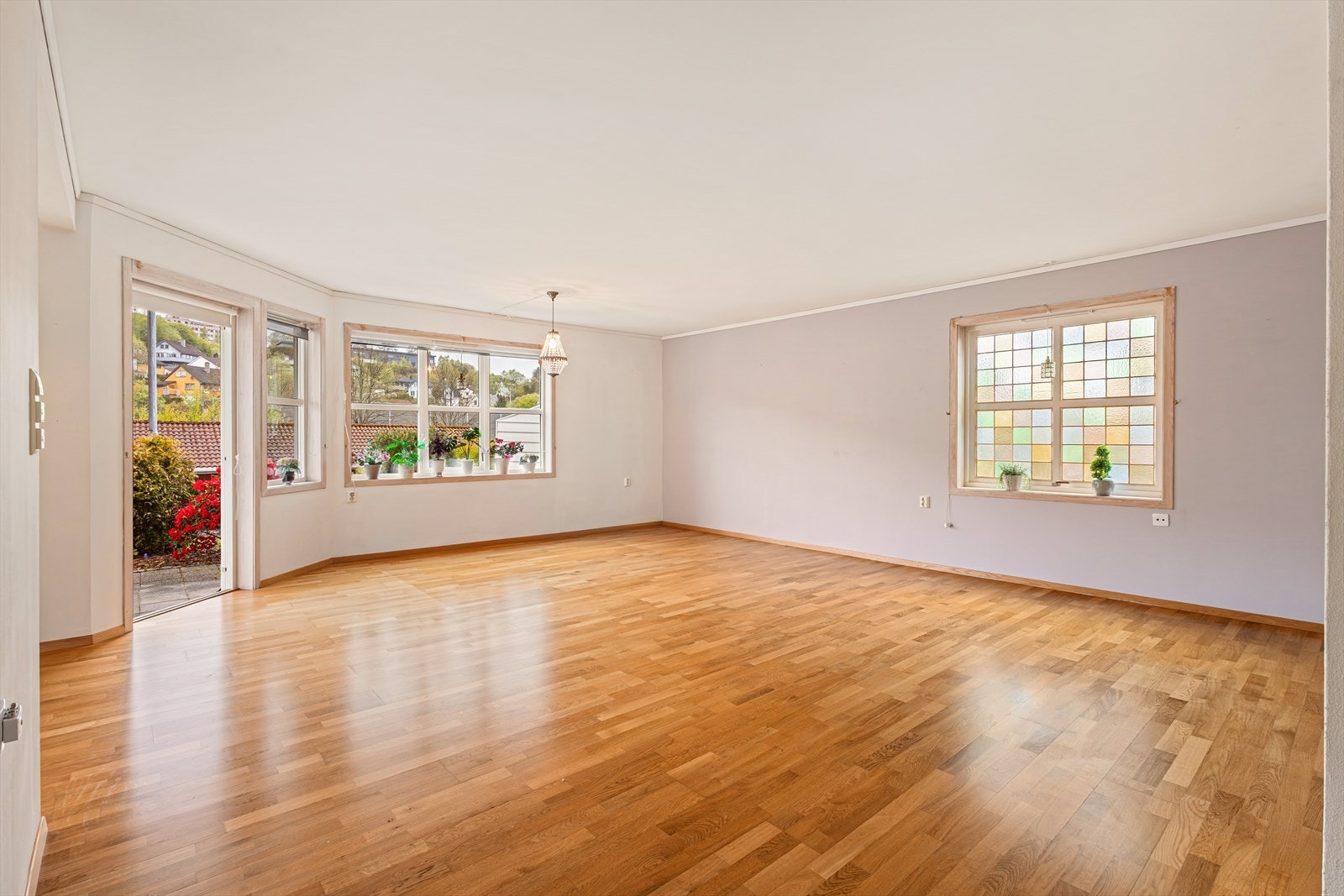 - Innvendig har boligen et BRA-i på 82 m² og inneholder entré, 2 soverom, stue, kjøkken, bad, vaskerom og mellomgang - Galleribilde