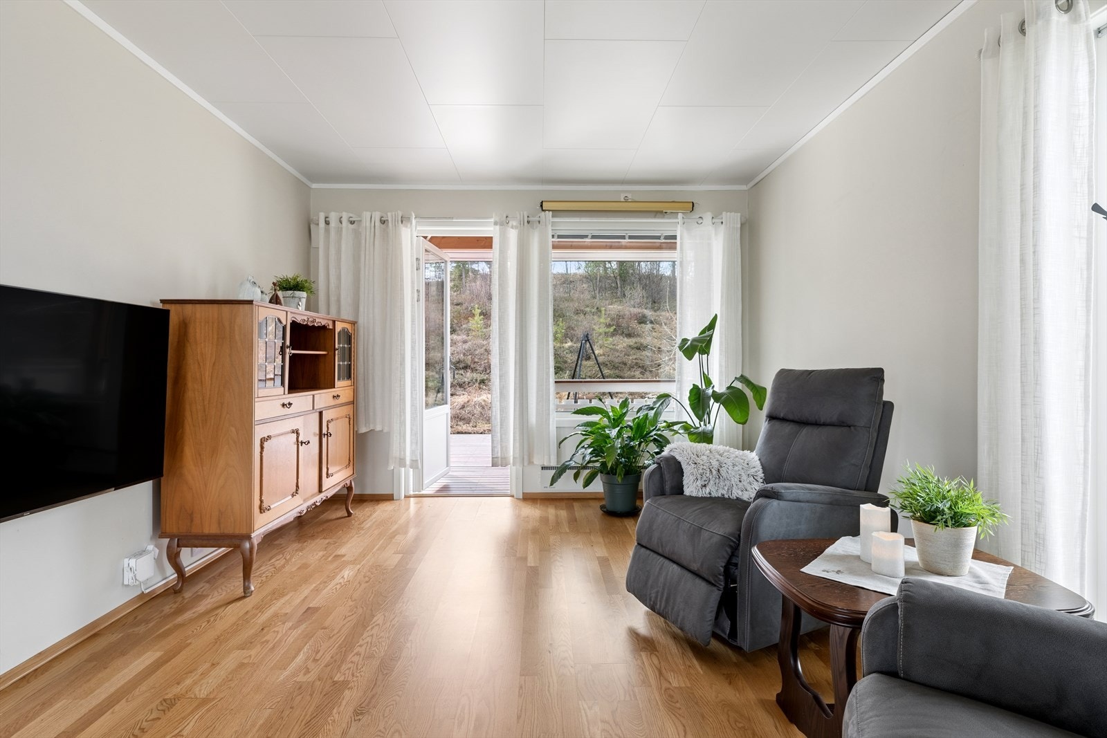 Fra stuen er det direkte utgang til en stor og delvis overbygd terrasse. Galleribilde