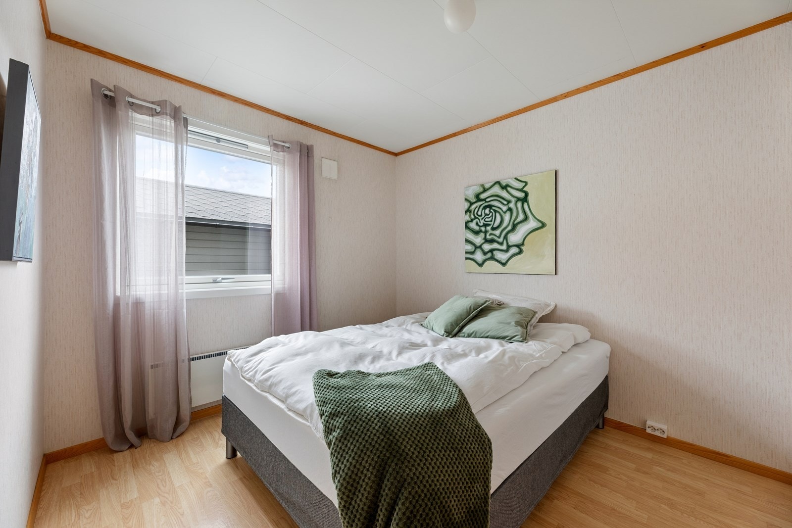 Ett av to soverom i boligens første etasje. Galleribilde