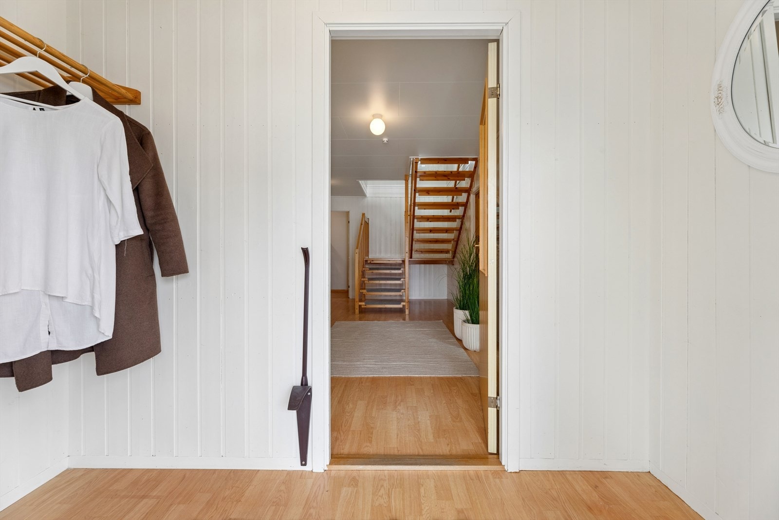 Velkommen inn! Lys og hyggelig entré med plass for garderobe- og opphengsløsninger. Galleribilde