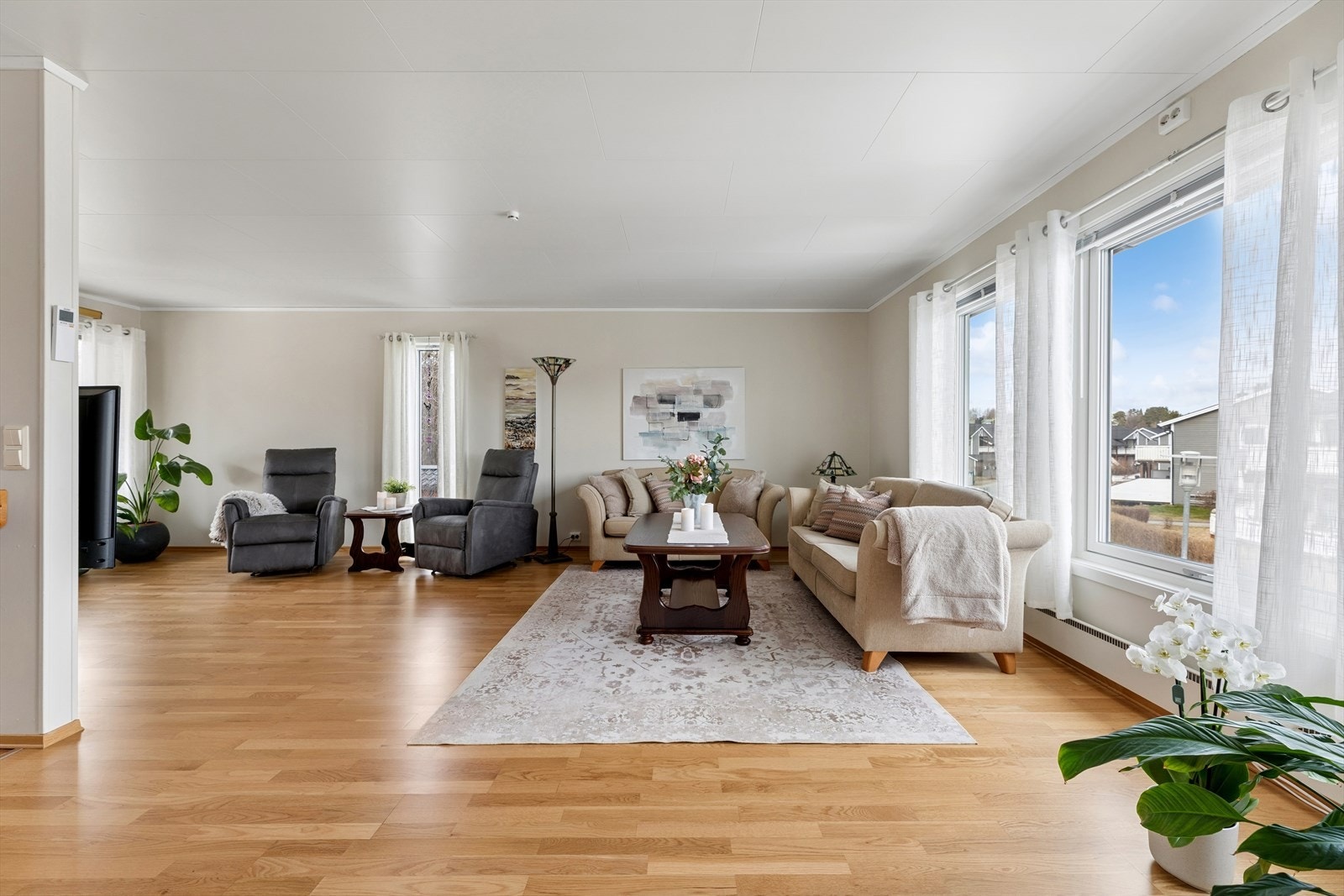 Stuen har store vindusflater som slipper inn rikelig med dagslys. Vinduene er fra 2021. Galleribilde