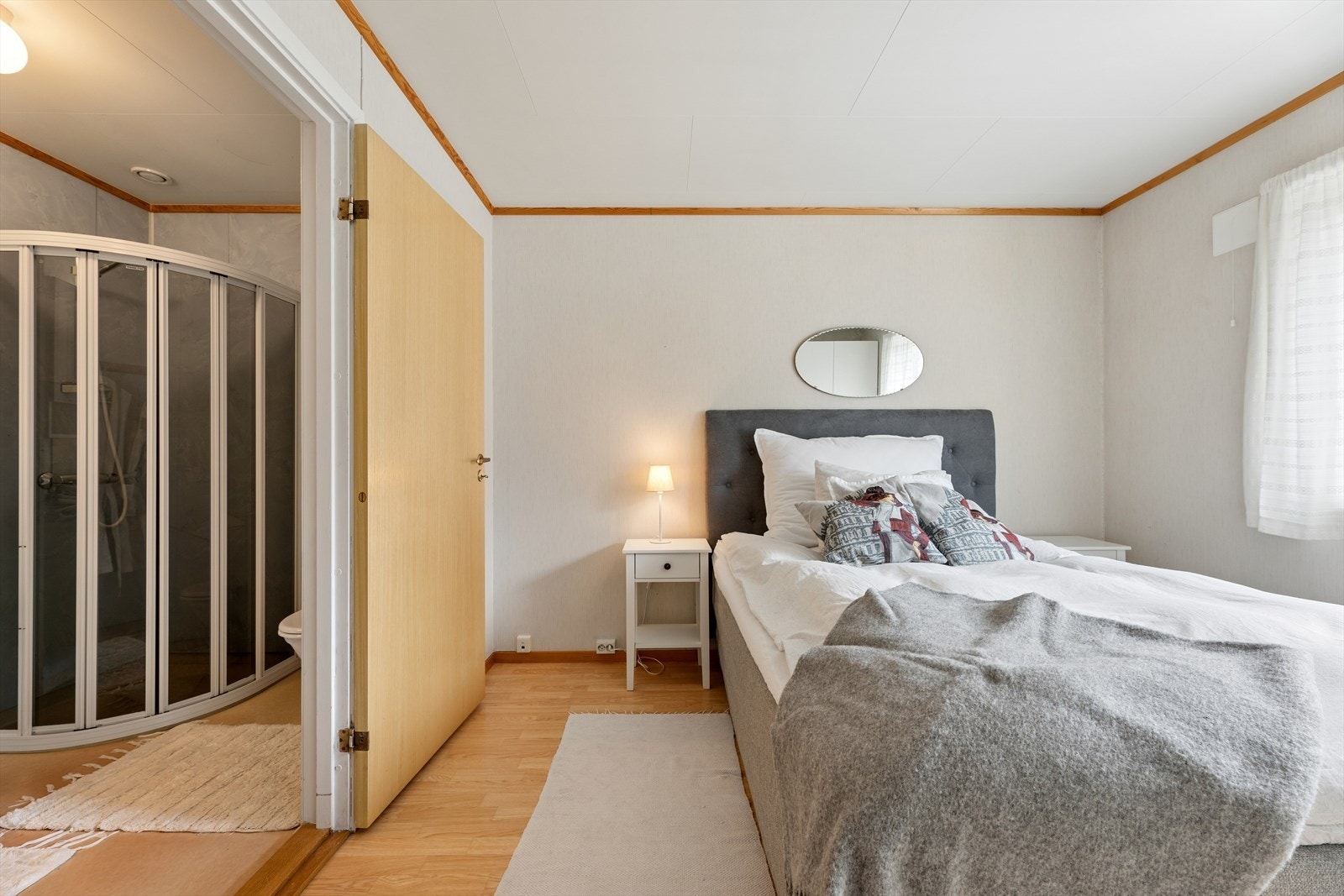 Dette soverommet har praktisk tilknytning til eget bad. Galleribilde