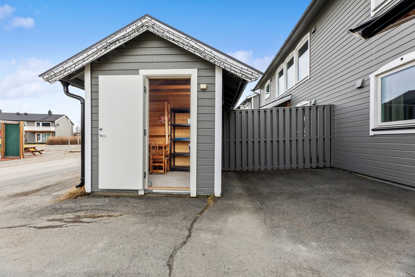 I tillegg til innvendige boder, disponerer boligen en frittstående utebod på 5 m². Galleribilde