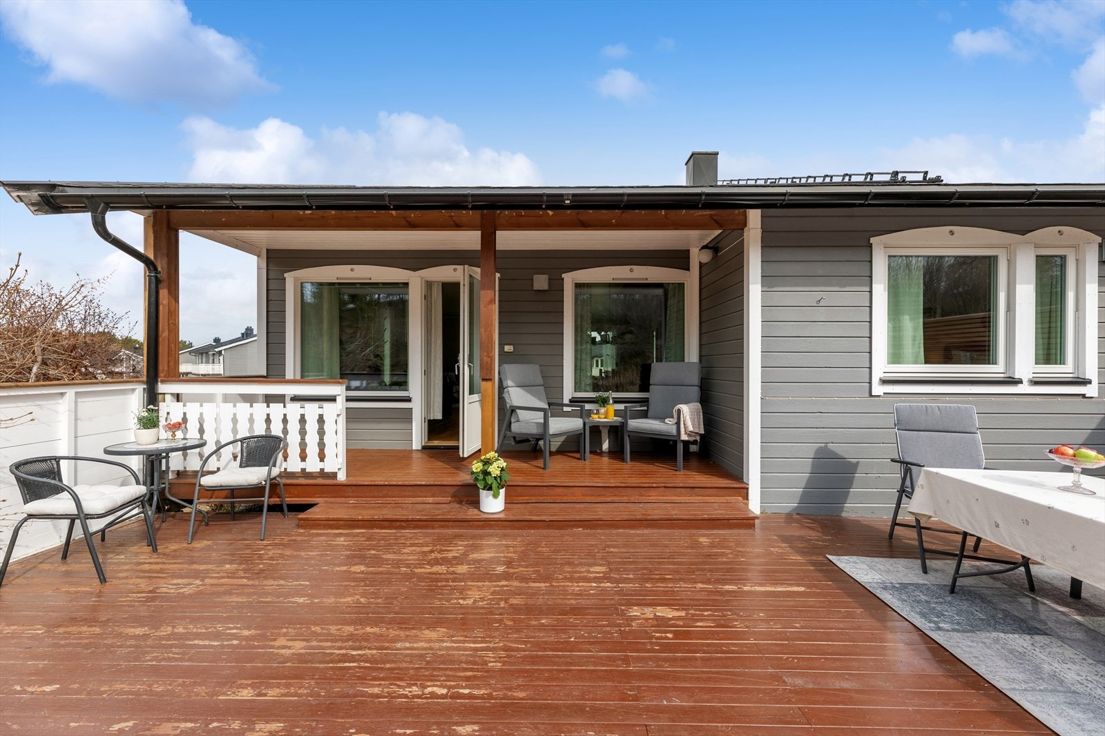 Terrassen på 44 m² er en flott forlengelse av stuen i sommerhalvåret. Galleribilde
