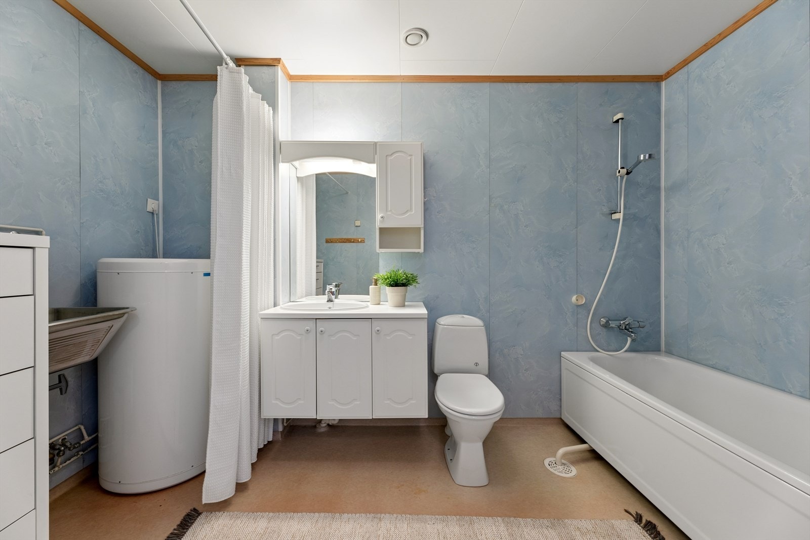 Badet i første etasje fungerer også som vaskerom, med badekar og opplegg for vaskemaskin. Galleribilde