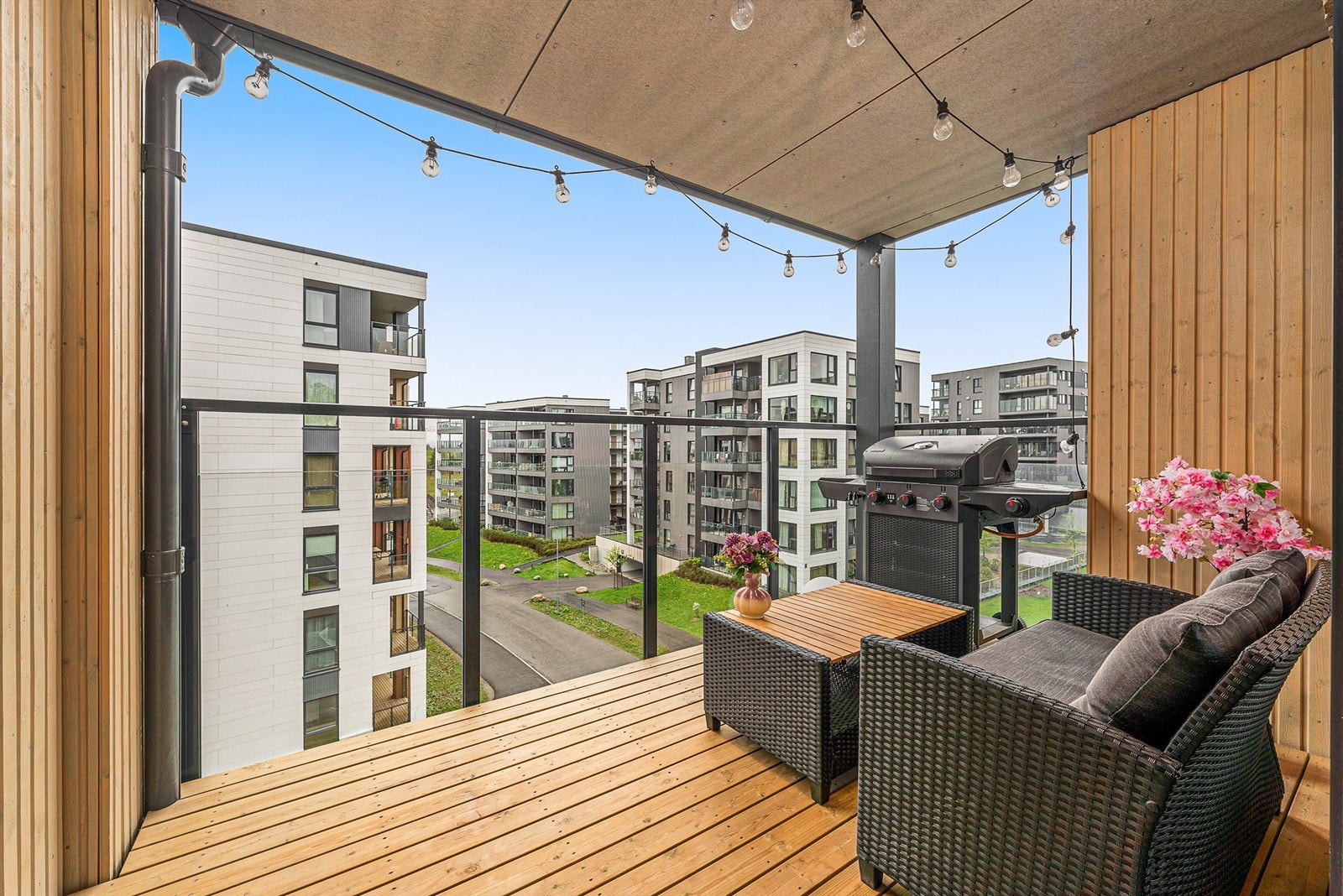 Her er det god plass til både grill og utemøbler. Galleribilde