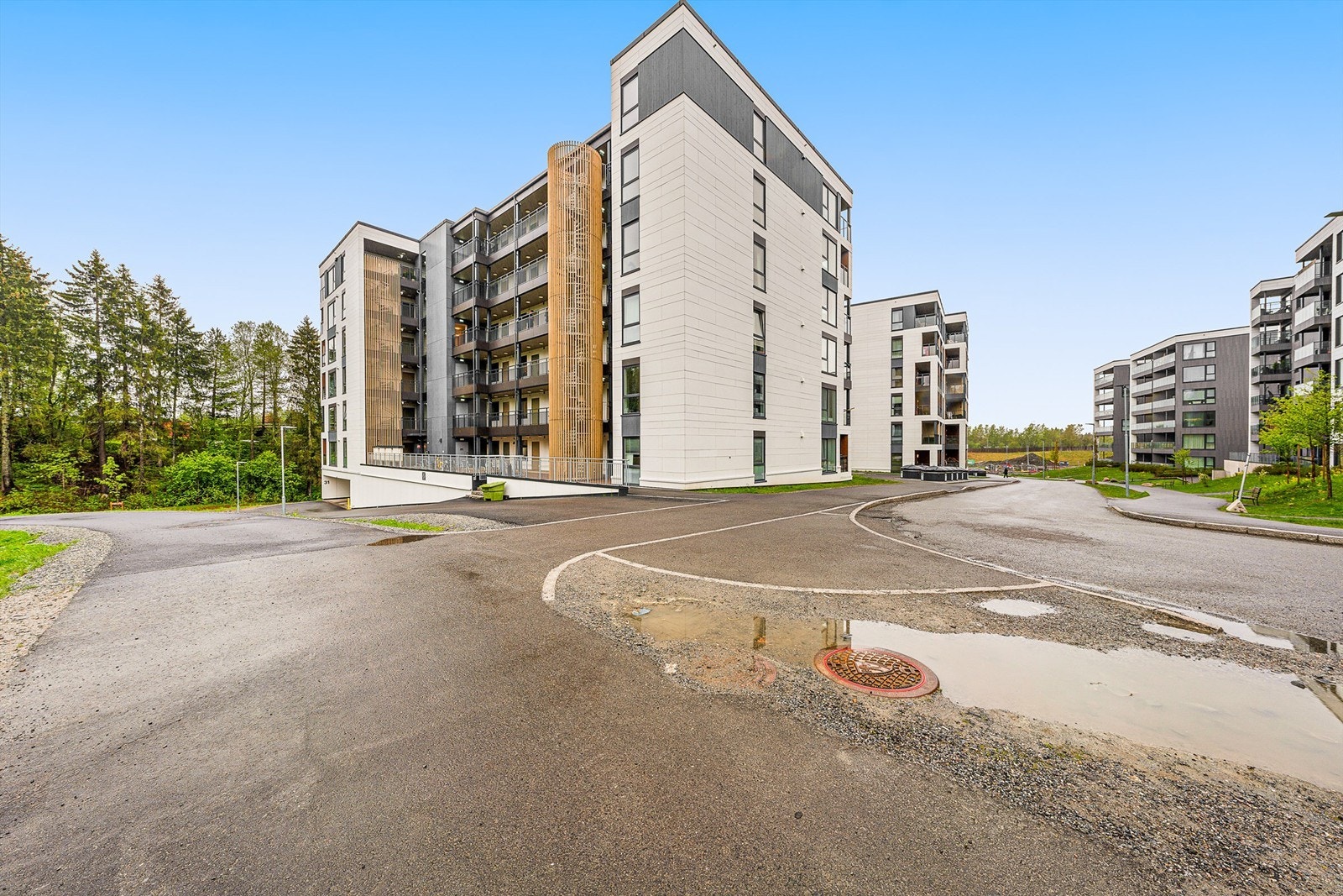 Bygget er en del av det nyere boligprosjektet Vestskogen, med moderne arkitektur. Galleribilde