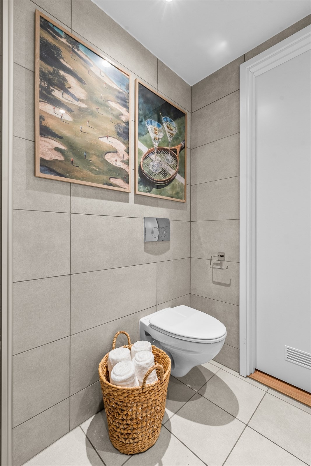 Moderne og tidløse materialvalg på badet. Galleribilde