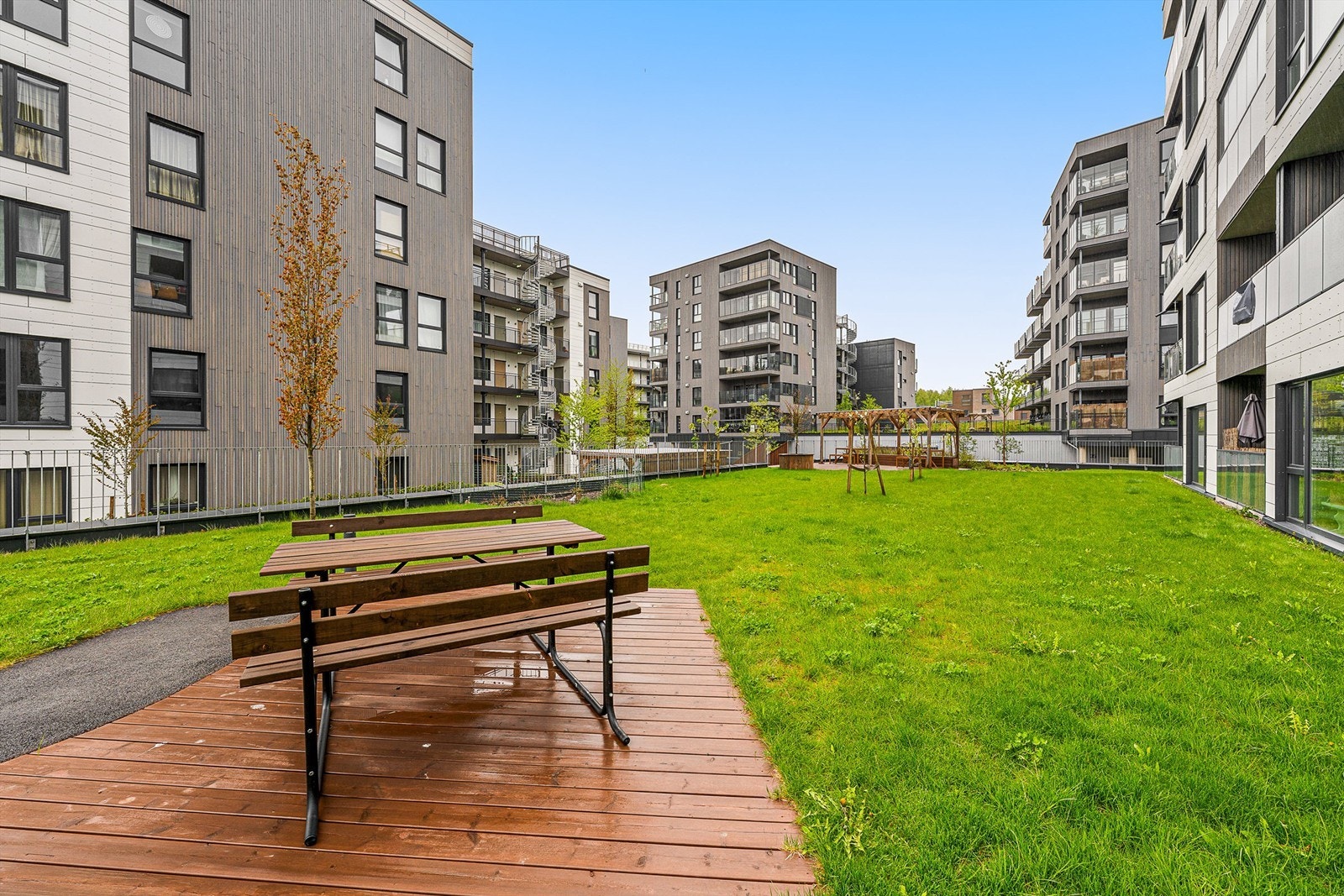 Området er barnevennlig med lekeplass og kort vei til både barnehage og skole. Galleribilde