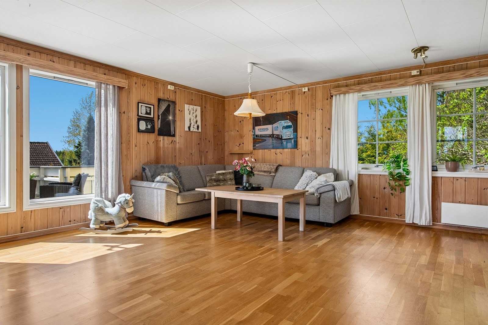 Stuedelen, som ble tilbygget i 2000, har store vinduer som slipper inn rikelig med dagslys. Galleribilde