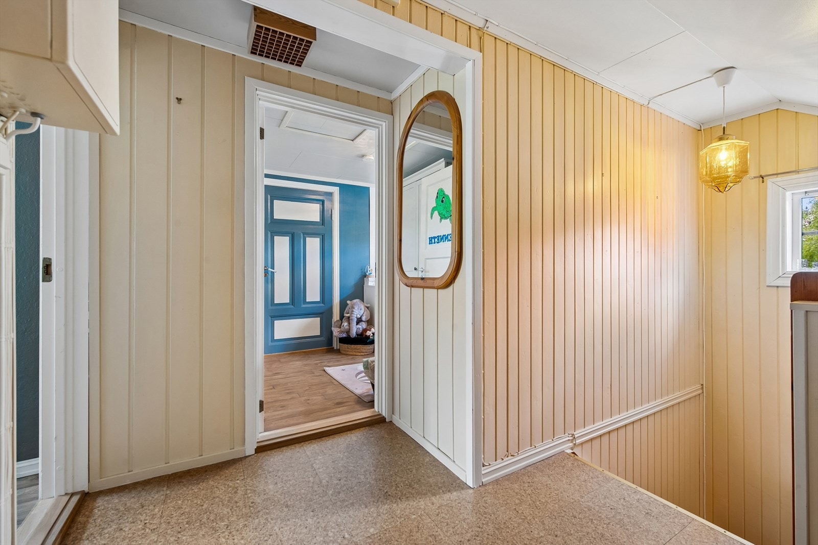 Hallen i andre etasje fordeler til etasjens to soverom. Galleribilde