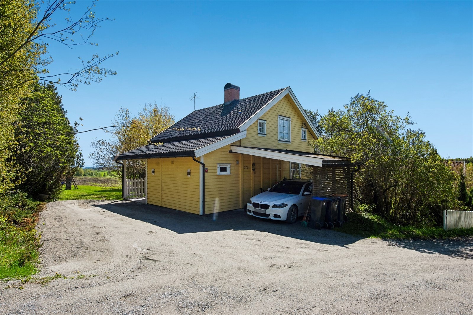 Inntil boligens vestside er det oppført en carport på ca. 15 m². Galleribilde