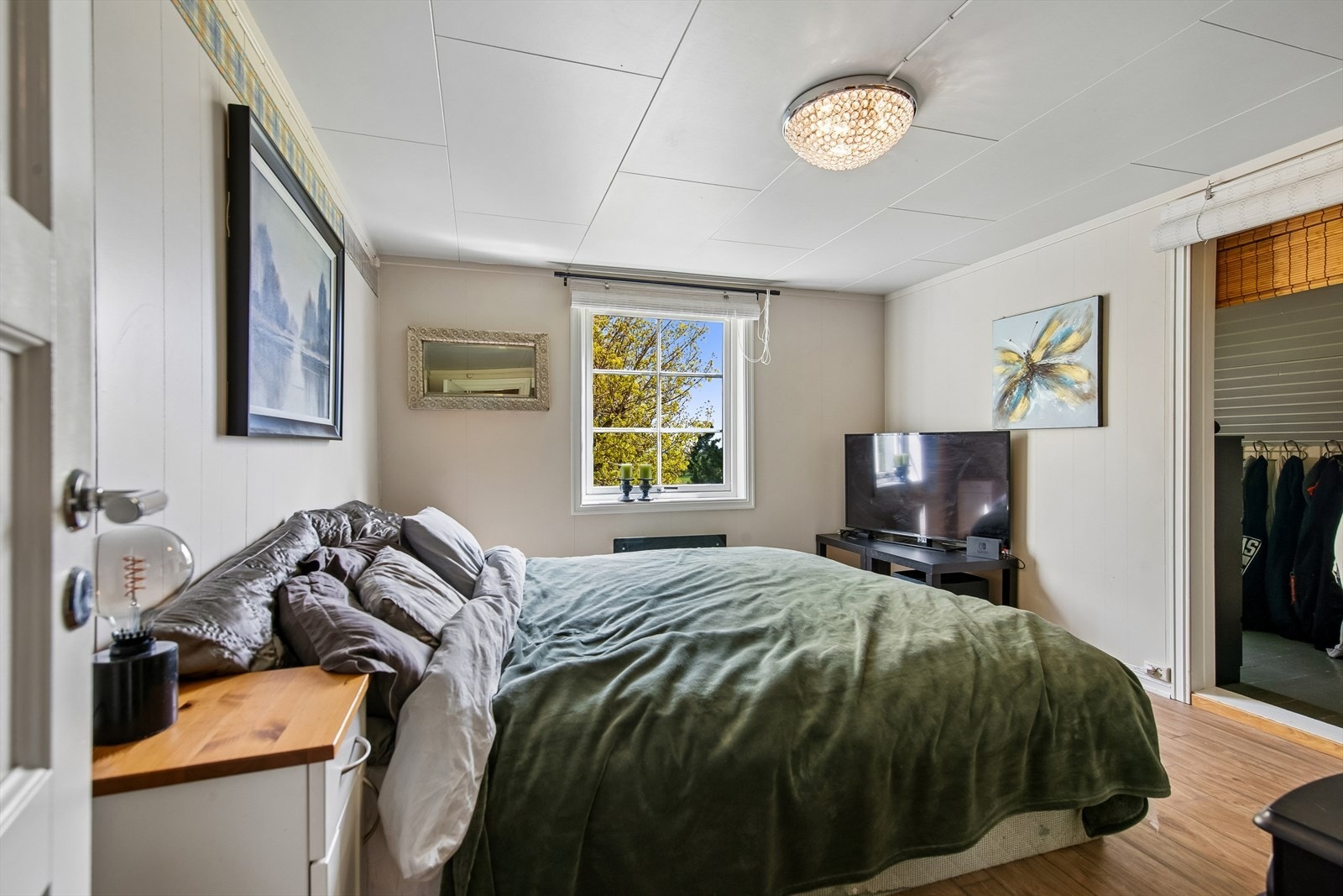 Det ene soverommet i andre etasje har direkte tilgang til et walk-in-closet. Galleribilde