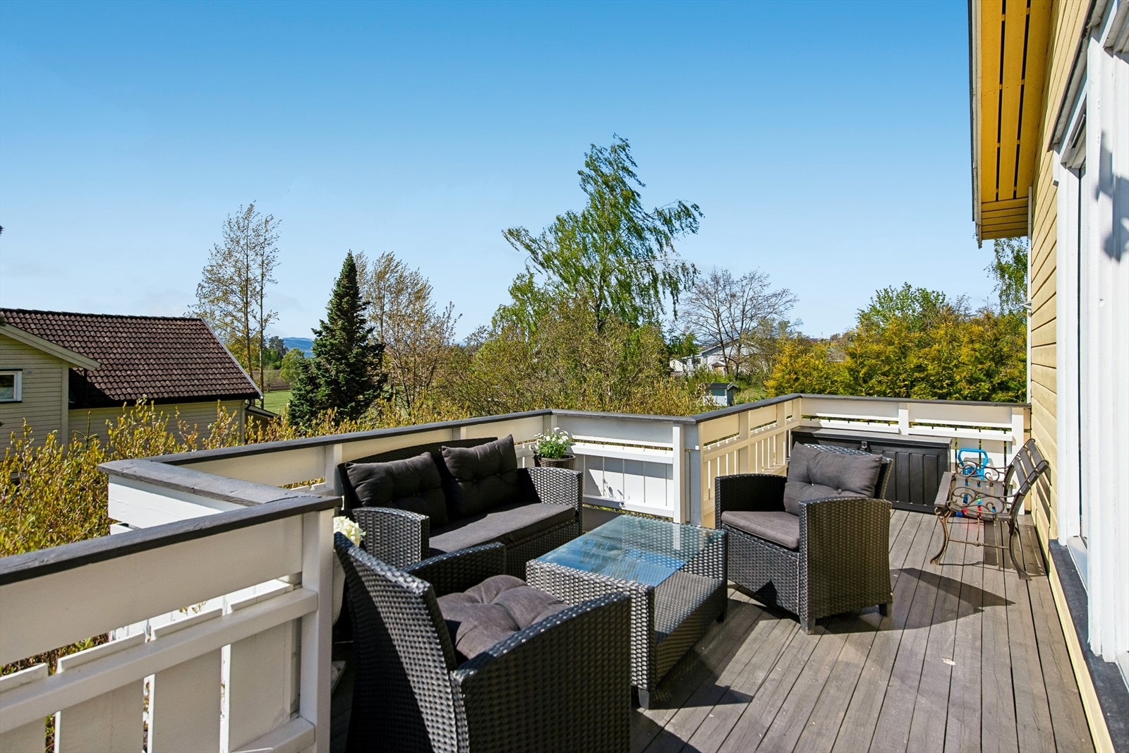 Den sydvestvendte terrassen på 38 m² er bygget i impregnerte trematerialer. Galleribilde