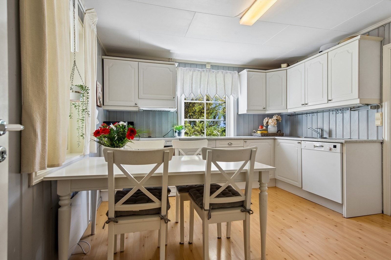 Kjøkkeninnredningen er fra 1998 og har laminert benkeplate med opplegg for frittstående hvitevarer. Galleribilde