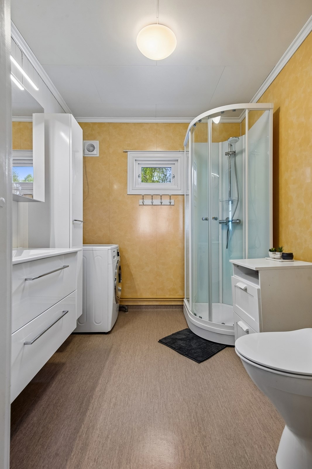 Badet har komfortabel gulvvarme og og lyse farger. Innredningen er fra 2023/2024. Galleribilde
