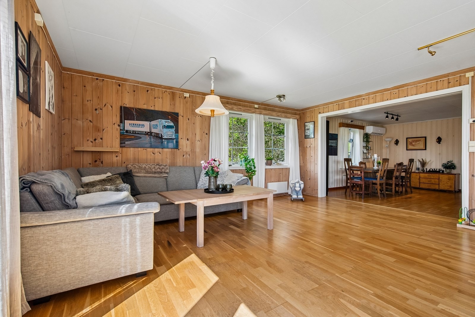 Stuen er romslig med åpen løsning mot spisestuen, og har parkettgulv og trepanel. Galleribilde