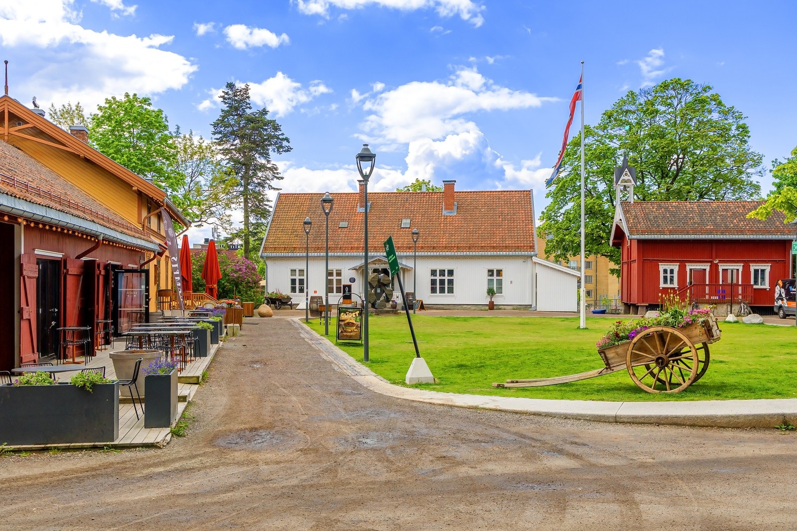 Nydalen er moderne, men det finnes også ærverdige gamle bygg her. Lillo Gård. Galleribilde
