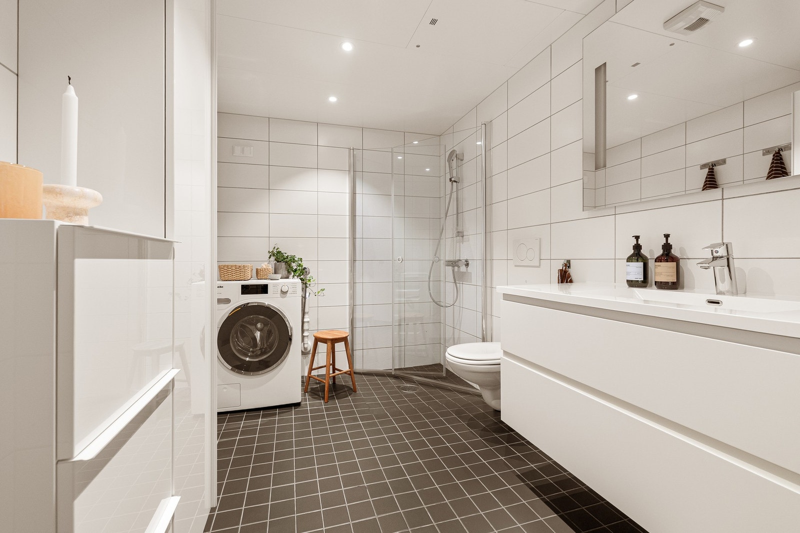 Badet er stort, og har elektrisk gulvvarme. Galleribilde