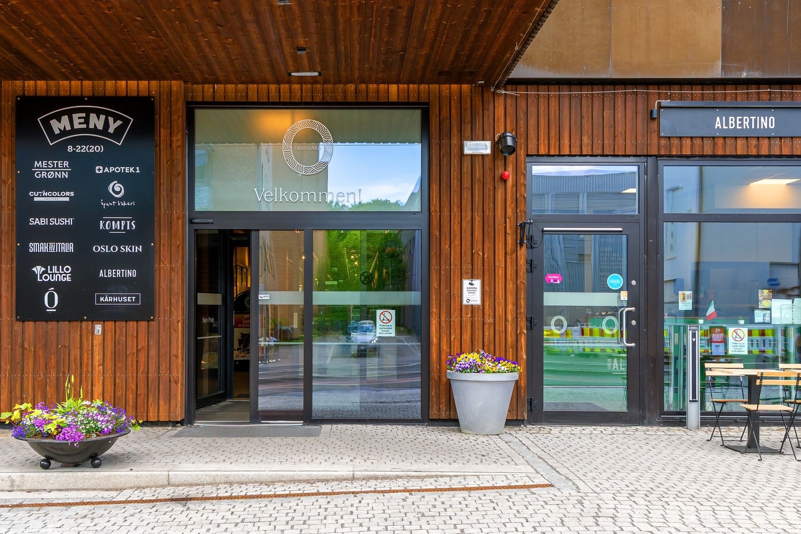 Rett opp i gata finner du bl.a. en stor Meny-butikk, og alt fra hudpleie til serveringssteder. Galleribilde