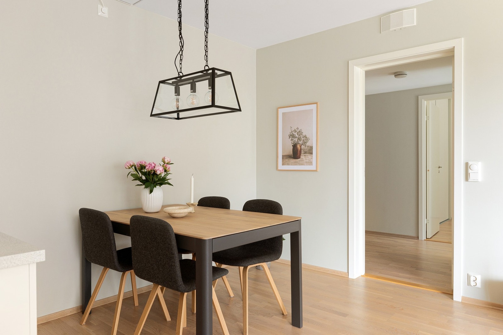 Før du får se mer av leiligheten, må du få med deg resten av den fine balkongen! Galleribilde