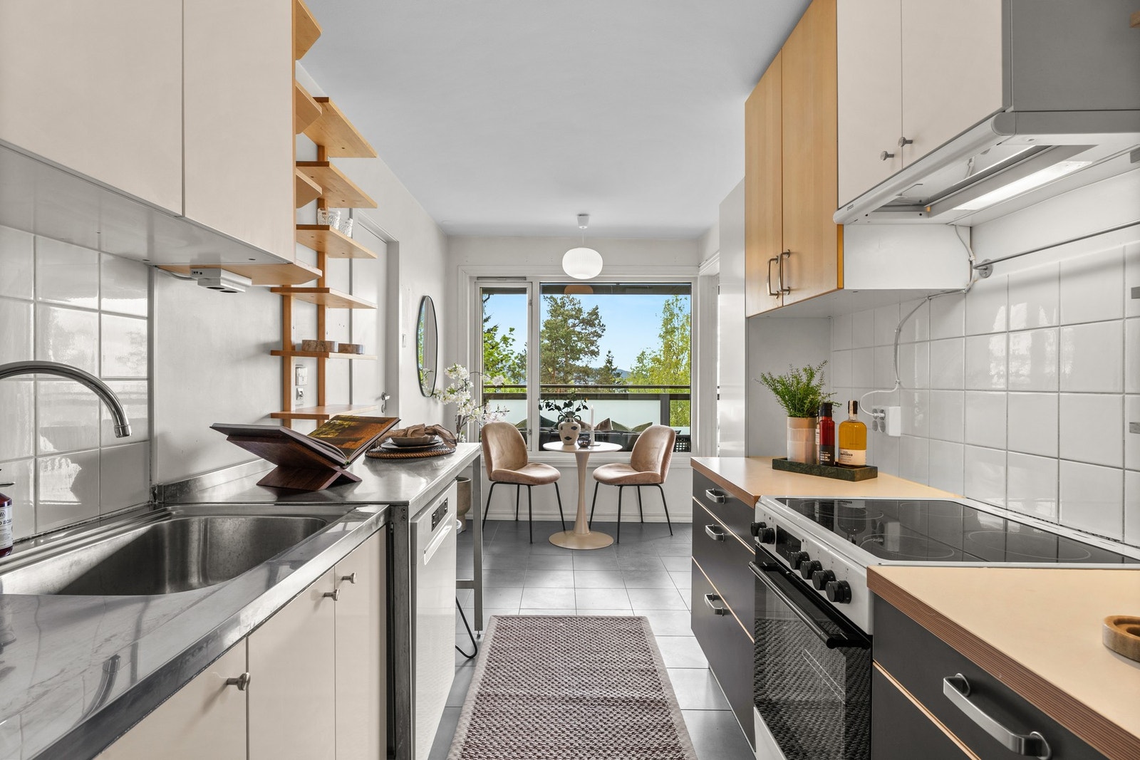 Hyggelig plass for frokostbord Galleribilde