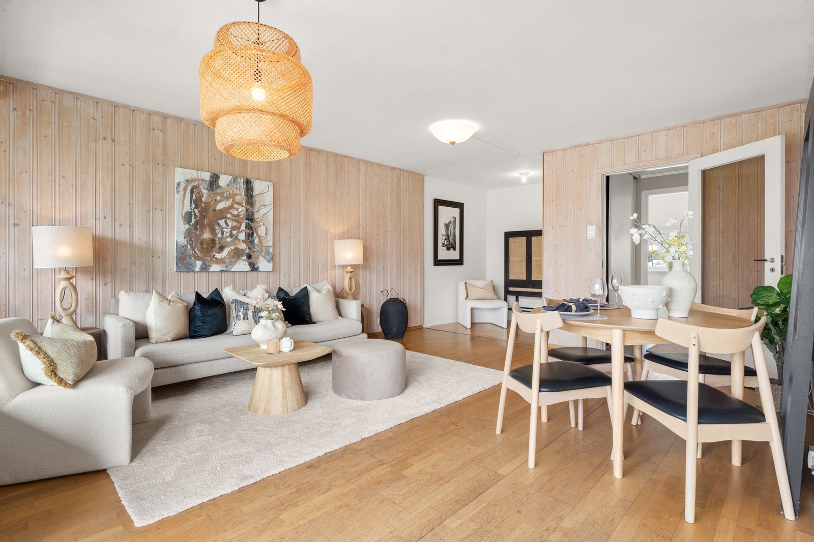 Stuen er romslig og har god plass til møblement Galleribilde