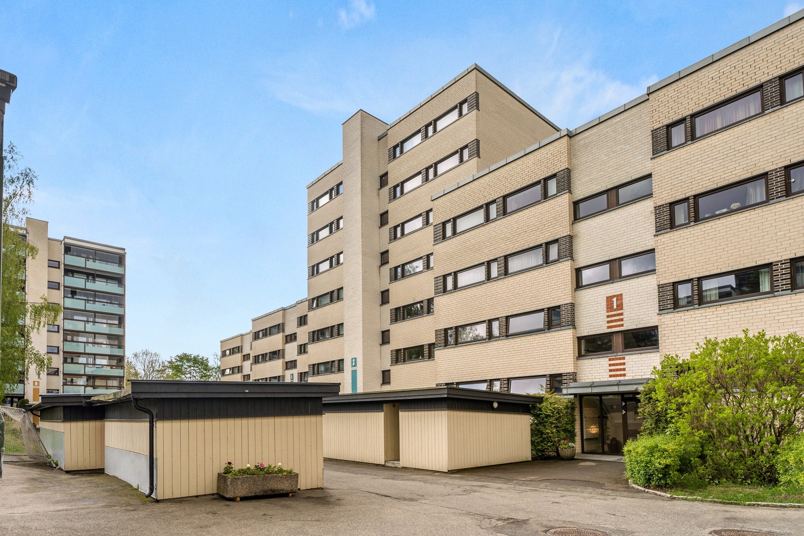 Fasade og inngangsparti med utvendige boder Galleribilde