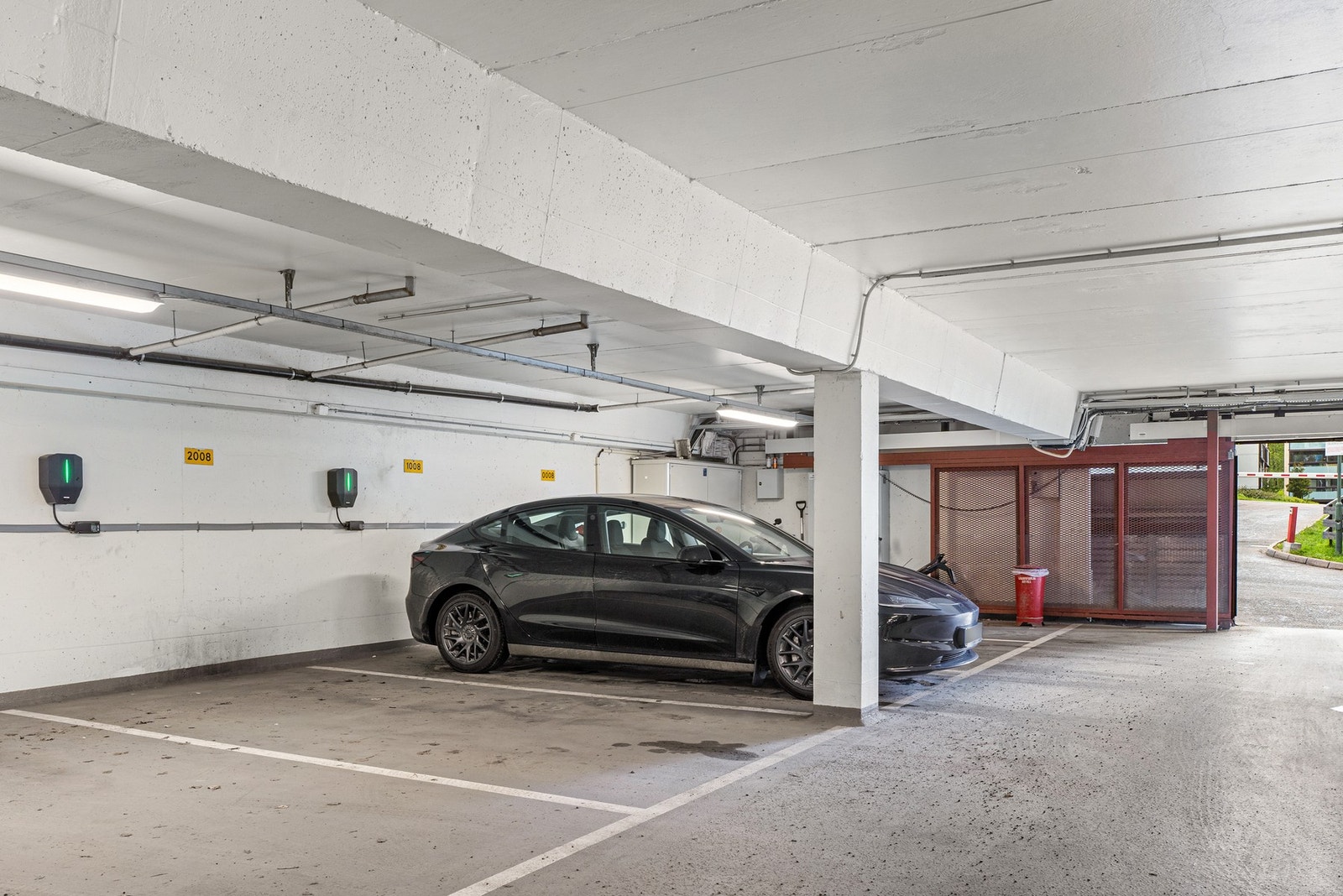 Garasjeplass med ladestasjon-muligheter Galleribilde