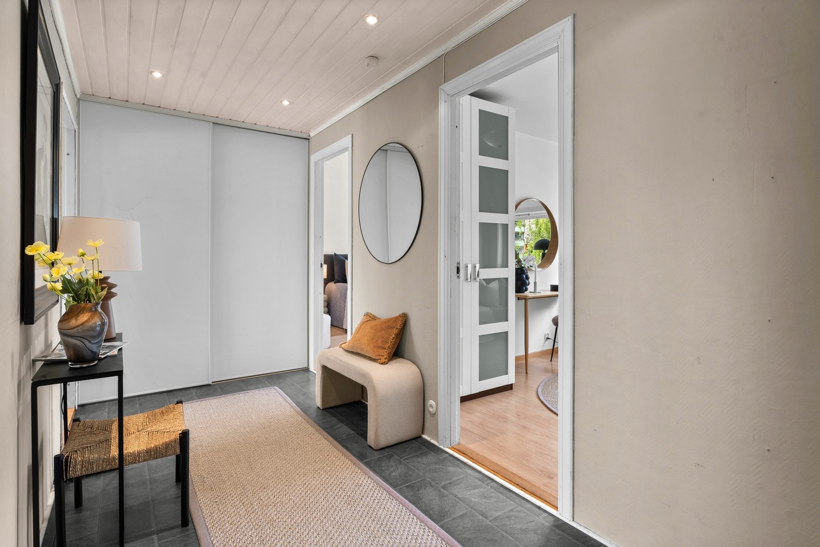 Entreen har dørcalling, skyvedørsgarderobe og god plass til skoskap og lignende Galleribilde