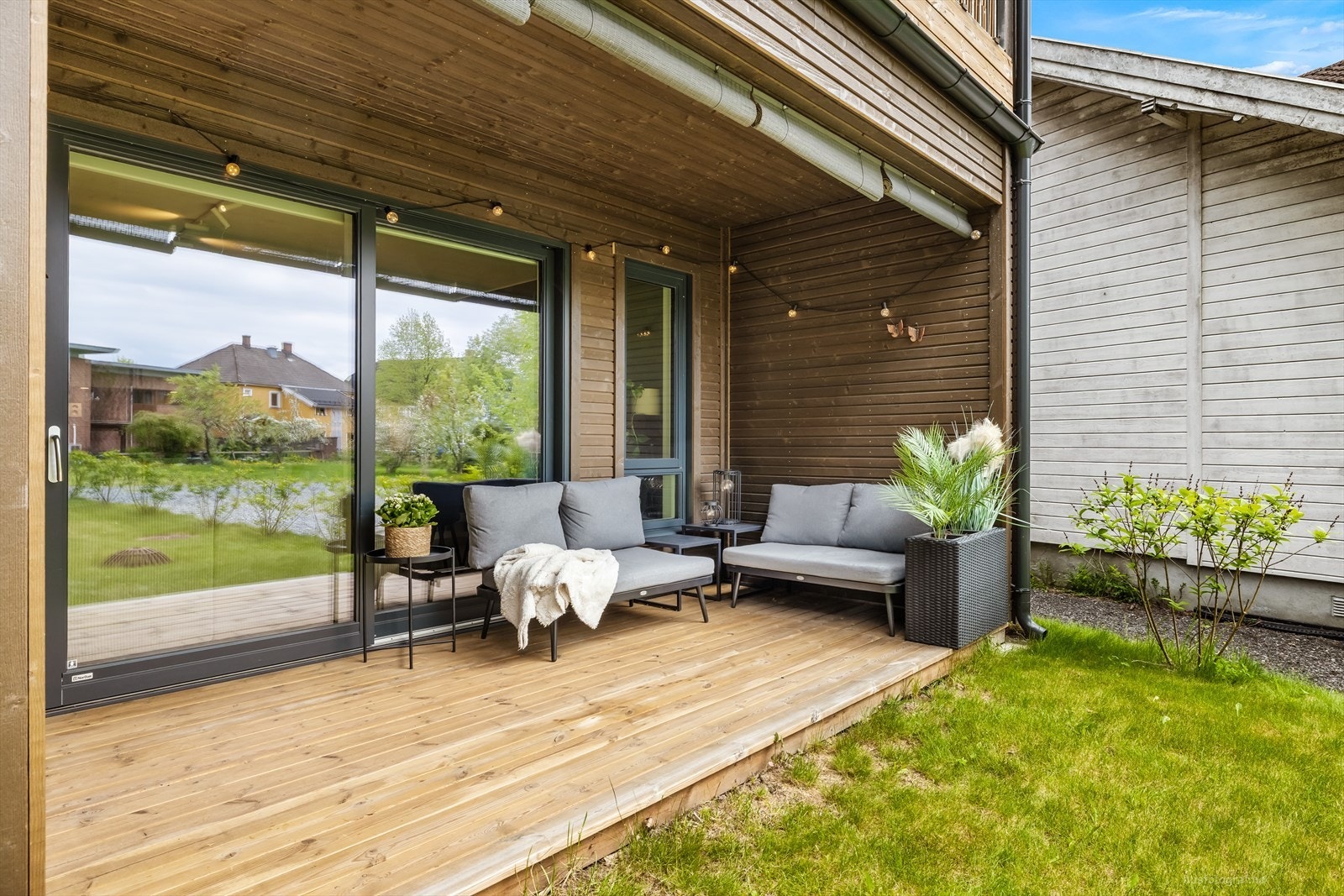 Terrasseplattingen på 8 m² er lagt i trekonstruksjon og ligger i direkte tilknytning til hagen. Galleribilde