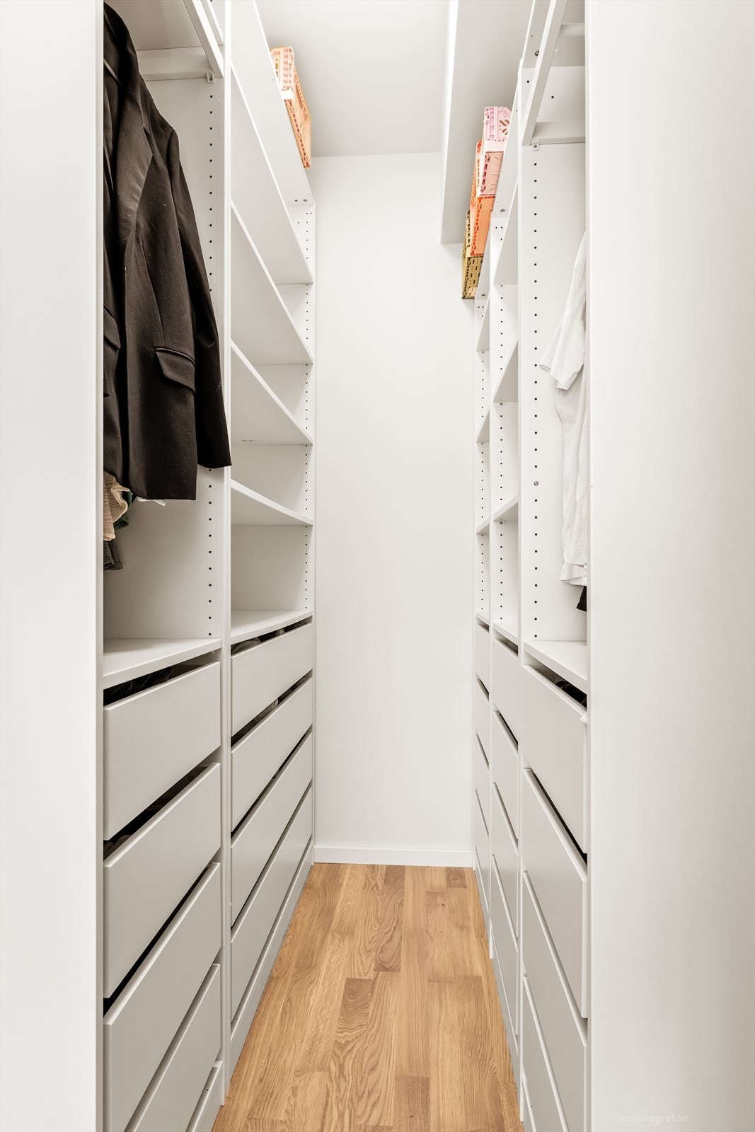 Praktisk innvendig bod, her innredet som walk-in-closet, gir rikelig med lagringsplass. Galleribilde