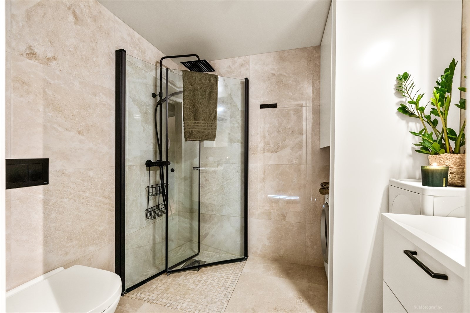 Badet er fra byggeår, med fliser på gulv og vegger, elektrisk gulvvarme og opplegg for vaskemaskin. Galleribilde