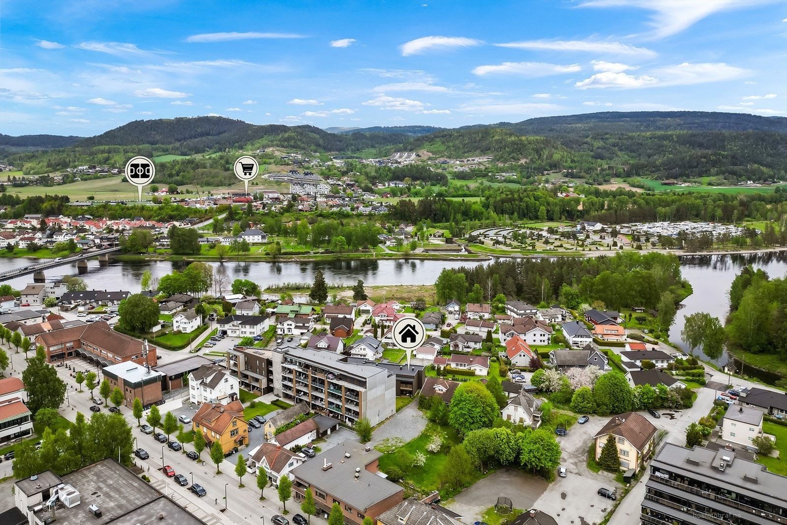 Nærområdet byr på flere treningssentre og idrettsanlegg, blant annet ved Hokksund ungdomsskole. Galleribilde