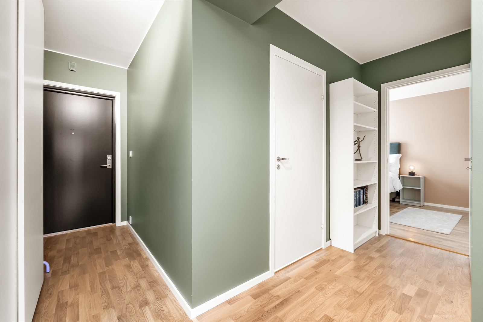 Fra gangen er det tilgang til leilighetens to soverom, bad og stue. Galleribilde