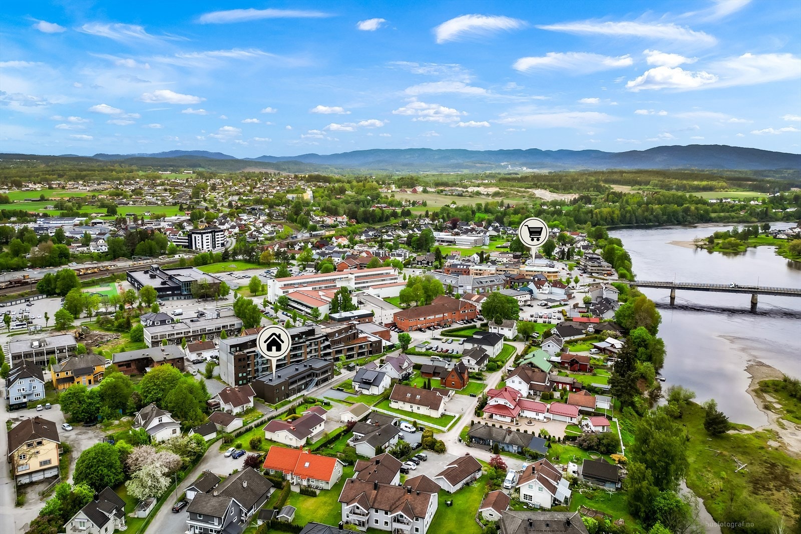 Fra leiligheten er det kun 6 minutters gange til Hokksund stasjon, med togforbindelser mot Drammen og Oslo. Galleribilde