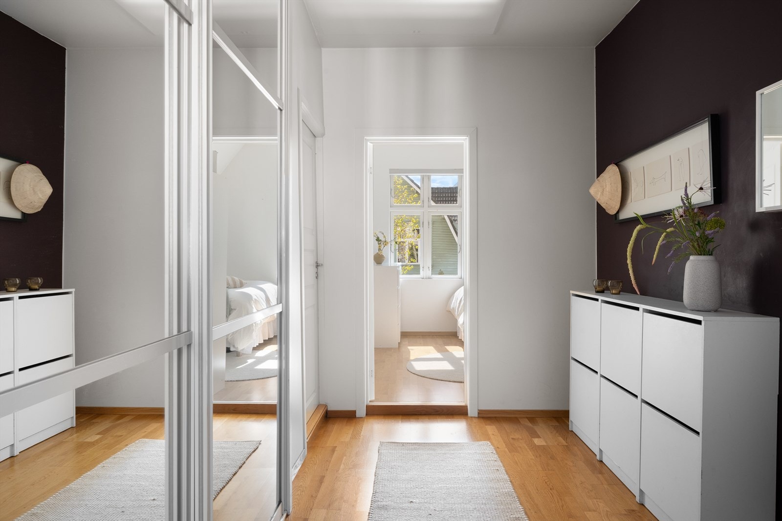 Entréen har god plass til oppbevaring og leder videre inn til leilighetens øvrige rom. Galleribilde