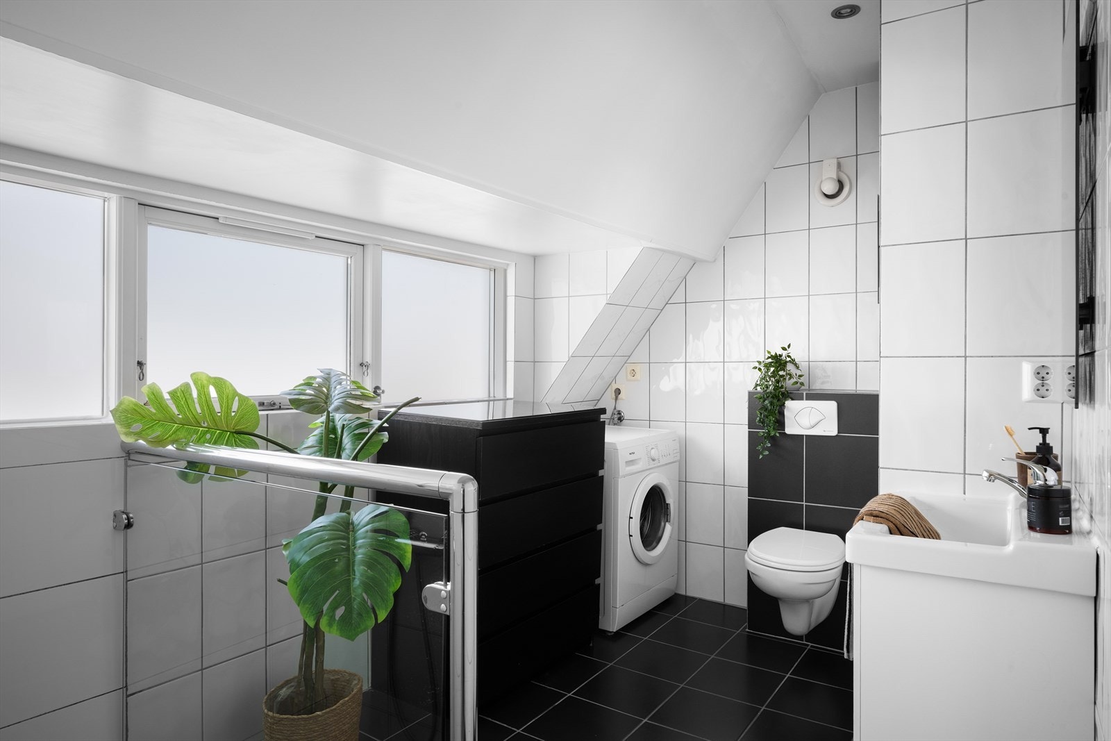 Badet er fra ca. 2007 og har fliser på gulv og vegger, samt vegghengt toalett. Rommet fungerer også som vaskerom, med opplegg for vaskemaskin. Galleribilde