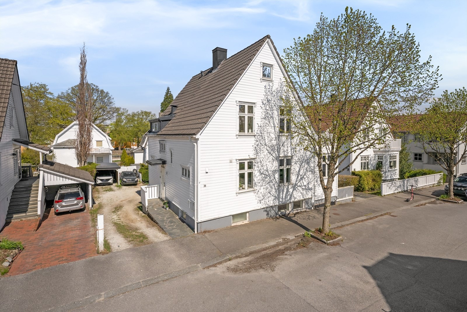 Eiendommen ligger i et attraktivt og veletablert boligområde på Våland. Galleribilde