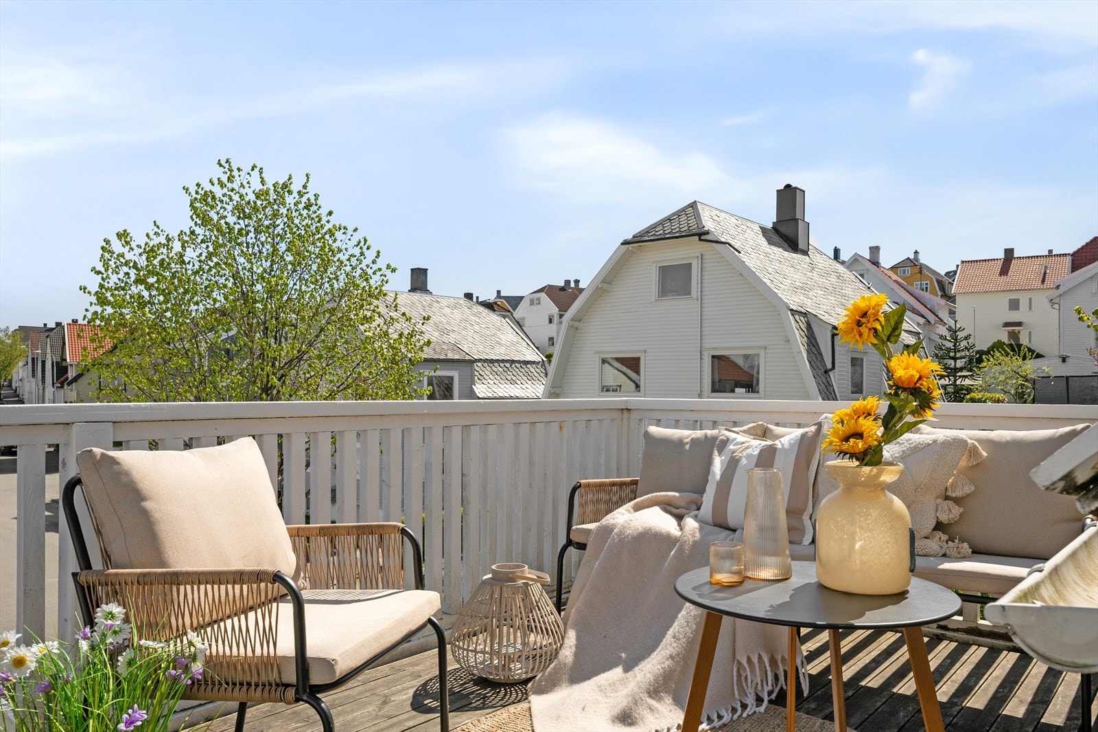 Balkongen har god plass til en sittegruppe og vender ut mot et etablert nabolag. Galleribilde