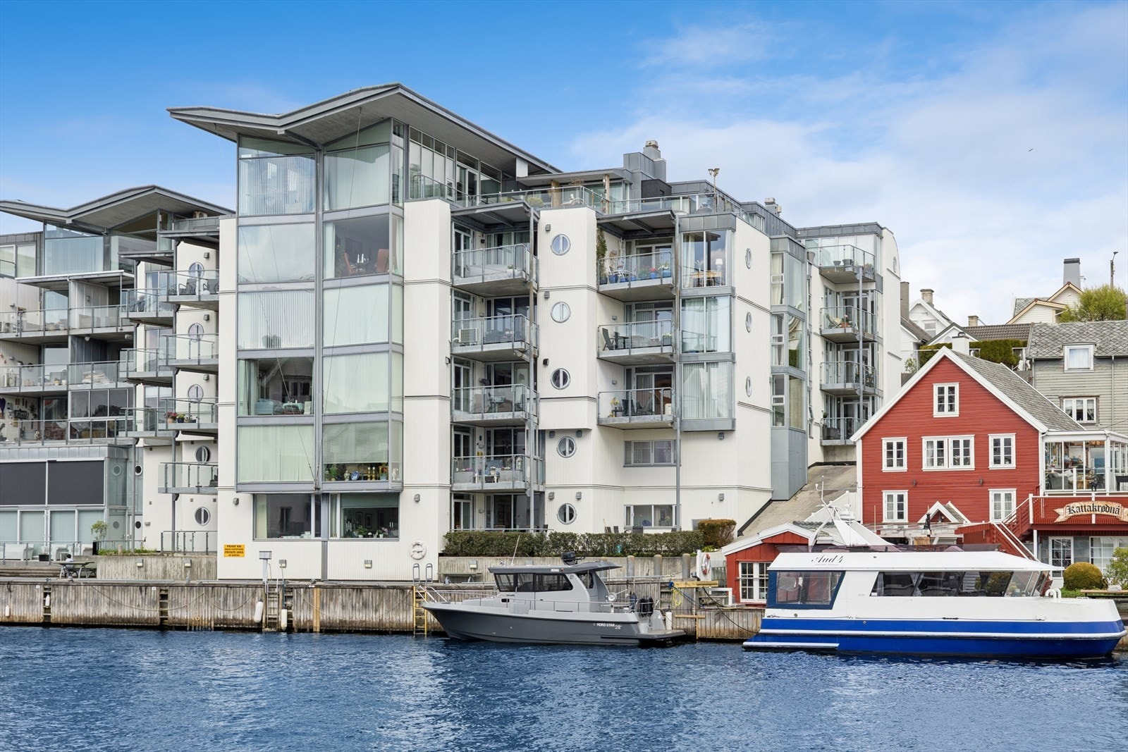 Leiligheten ligger i byggets 5 etasje sett fra Smedasundet. 3 etasje fra inngangsparti. Galleribilde