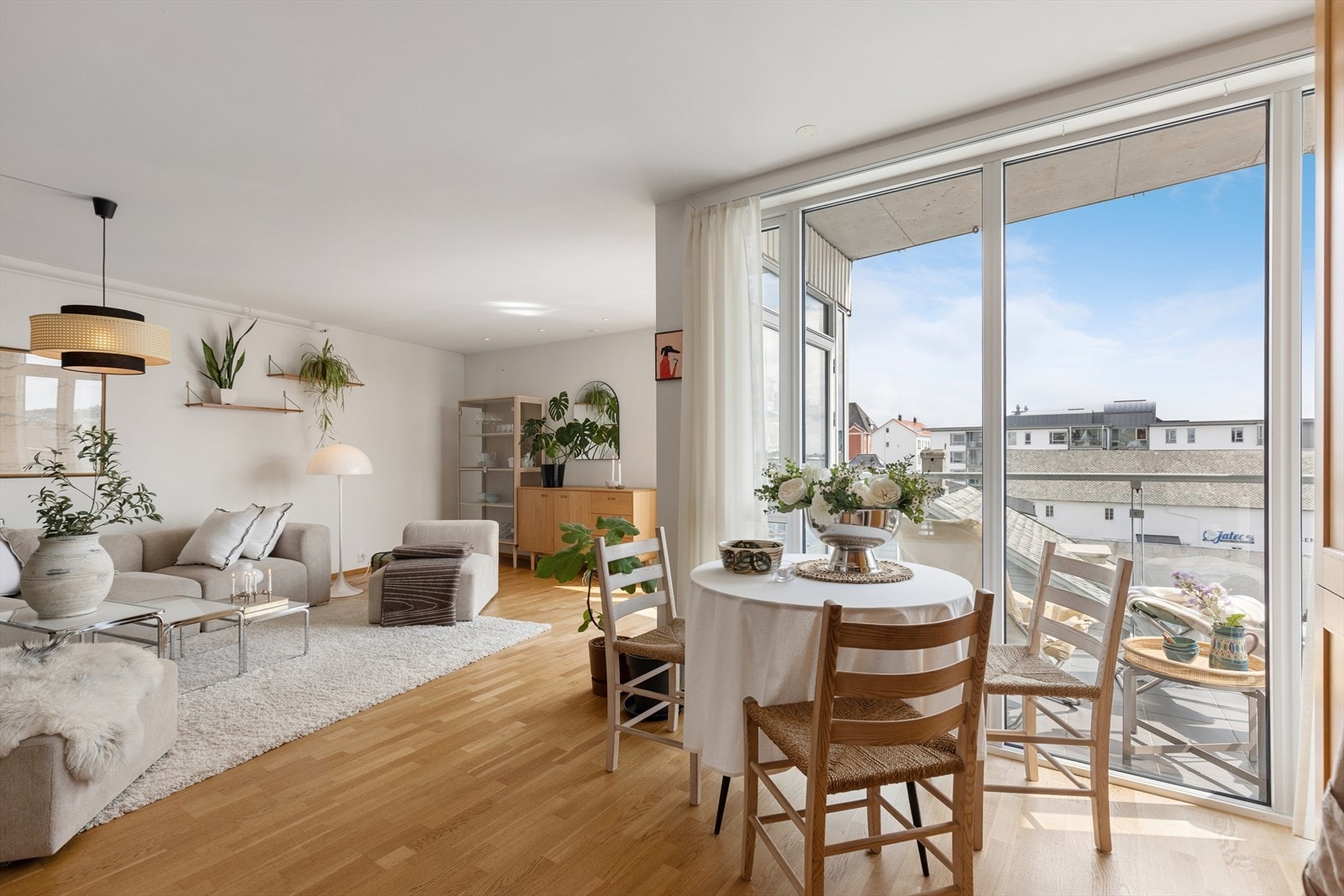Store vindusflater i stue sørger for mye naturlig lys. Galleribilde