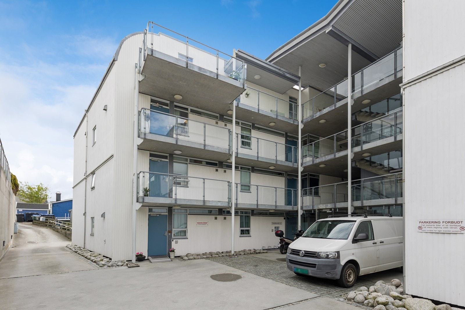 Inngang sør i bygget. Port telefon og heis. Galleribilde