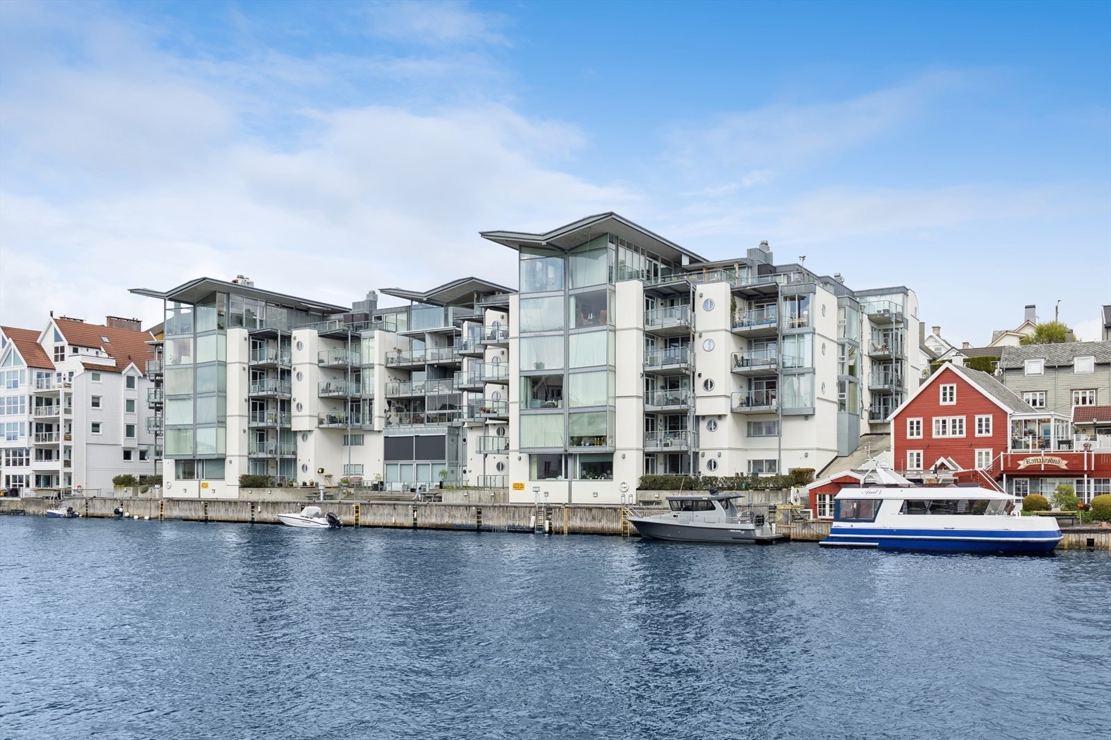 Eiendommen ligger til Smedasundet sentralt i Haugesund sentrum. Galleribilde