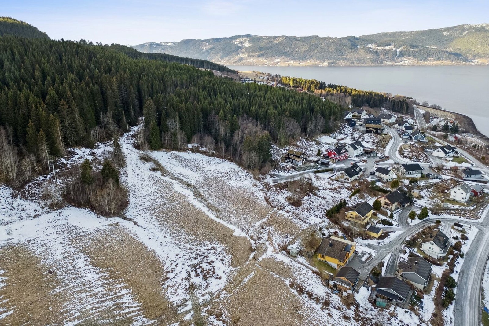 For de som pendler, er det enkel adkomst til E39, som gir rask forbindelse til både Trondheim og Orkanger. Galleribilde