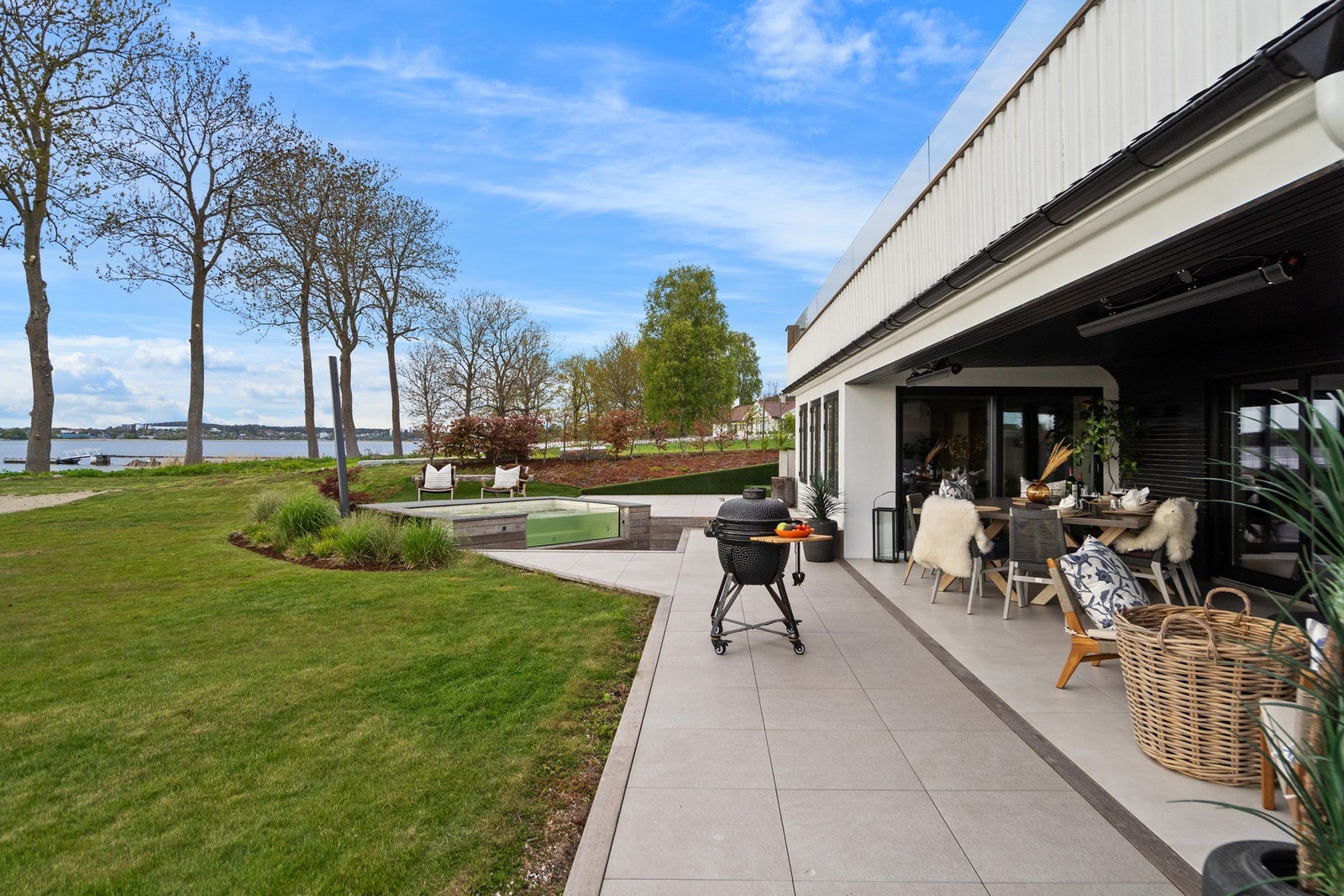 Utgang til en sosial uteplass med seneste kveldssol og swimspa Galleribilde