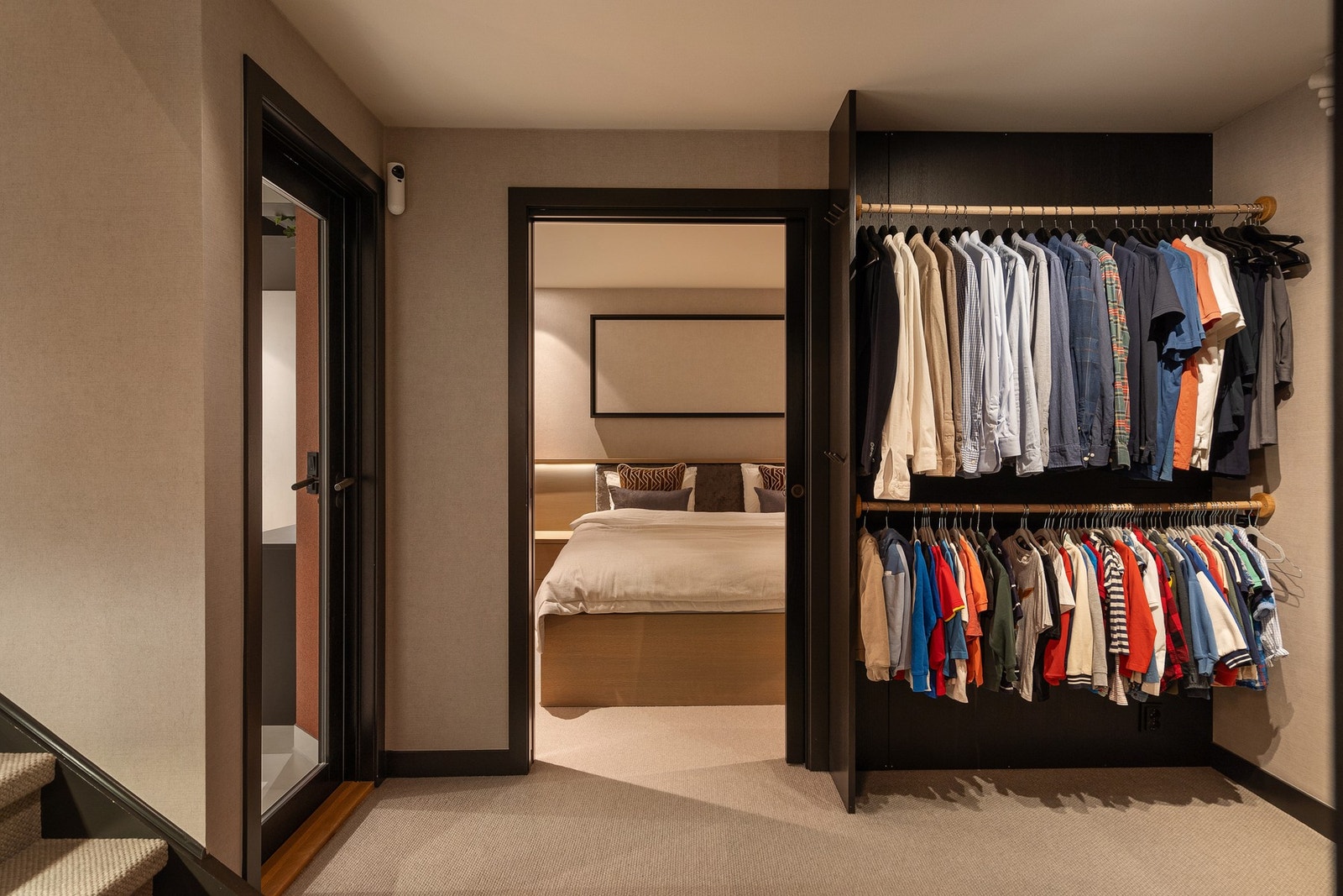 Master avdeling med soverom, bad og walk-in garderobe Galleribilde